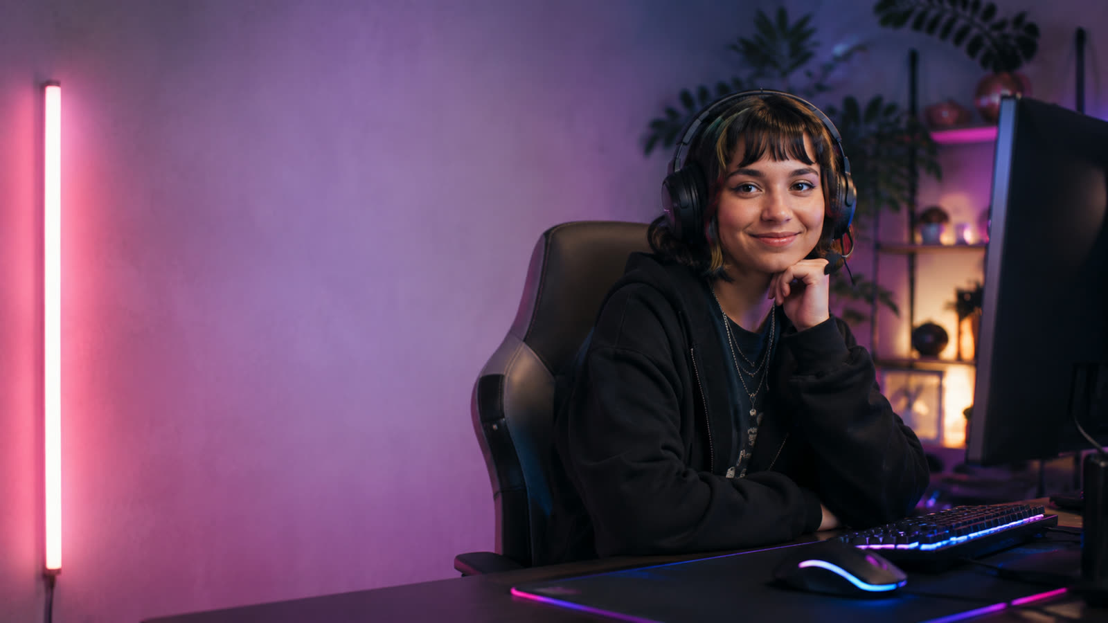 Gamerin mit Headset an ihrem Setup