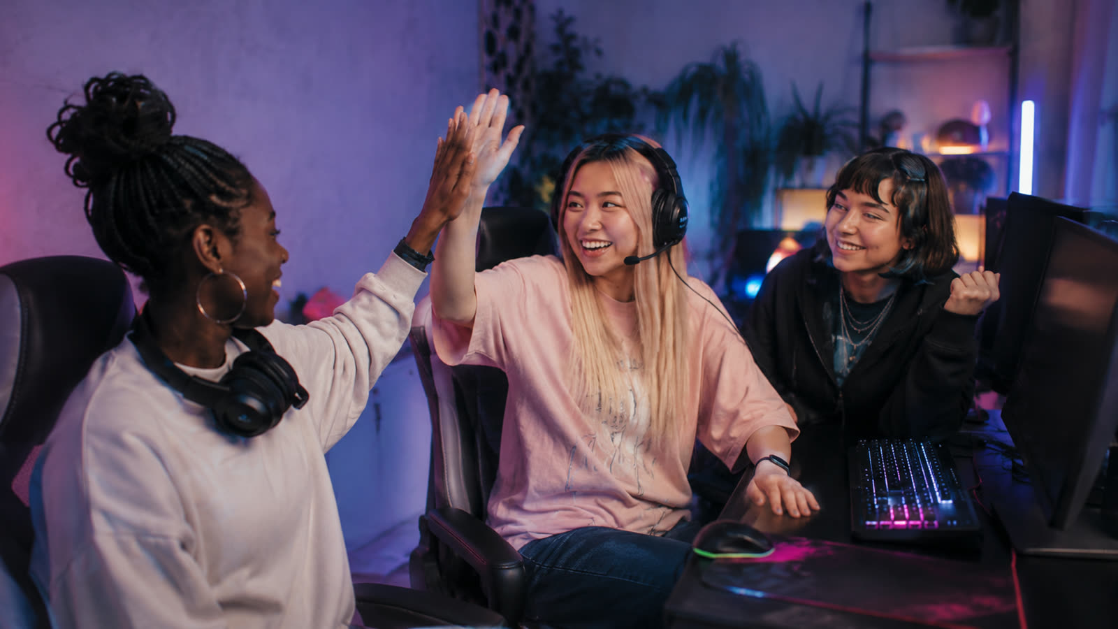 Zwei Gamerinnen geben sich nach einem gewonnenen Match ein High Five